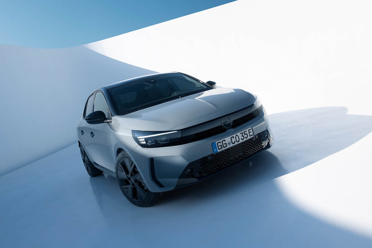 neues Opel E-Auto mit weissen hintergrund