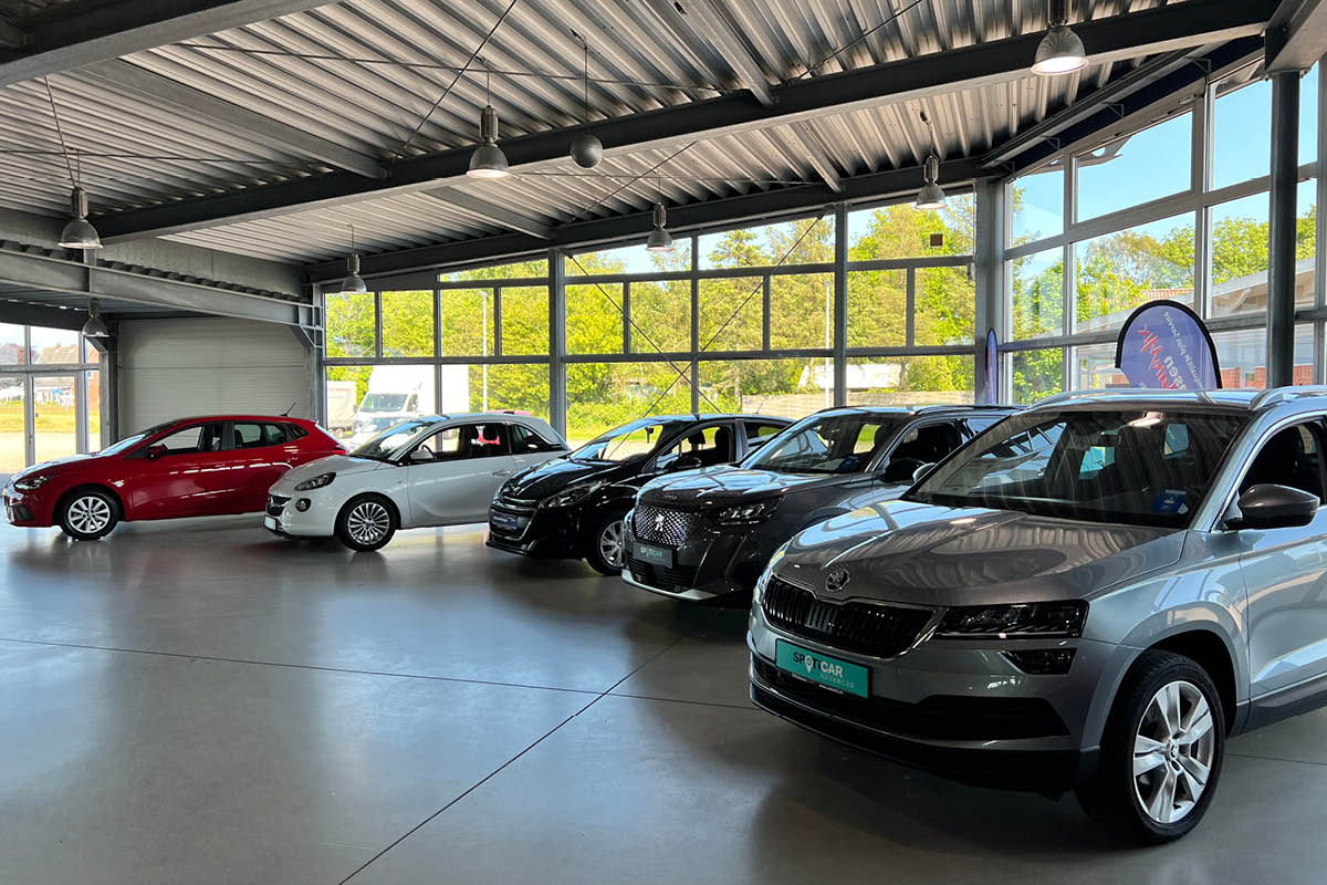 Fünf Autos im Autohaus Wilhelmsen Automix