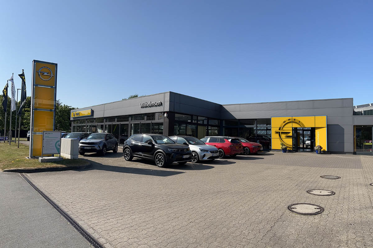 Opel Partner Gebäude und Autos